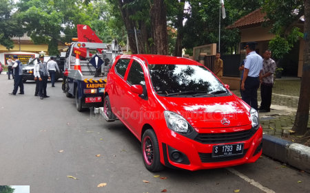 Ganggu Kunjungan Wagub, Mobil Ini Diderek Petugas